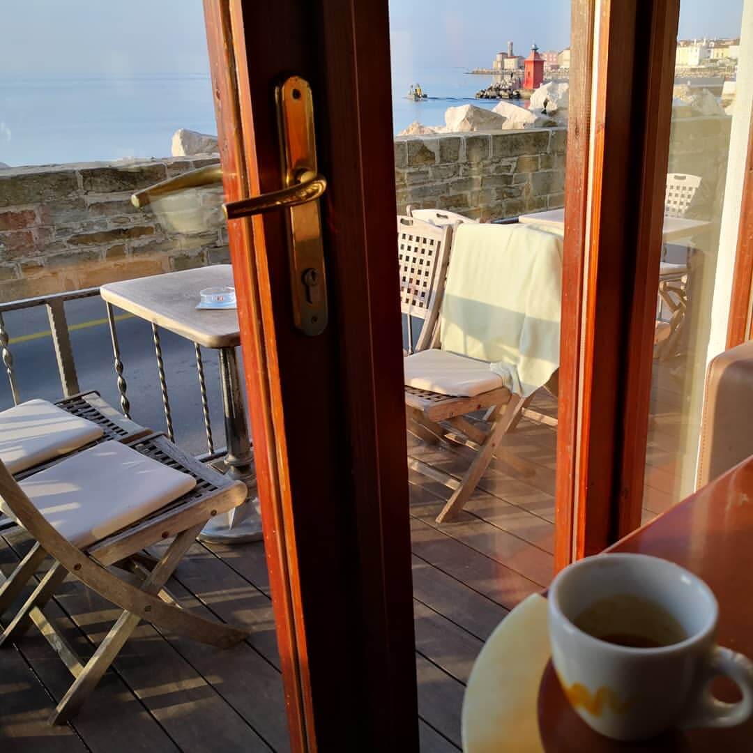 Caffe Neptun s sedeži na prostem