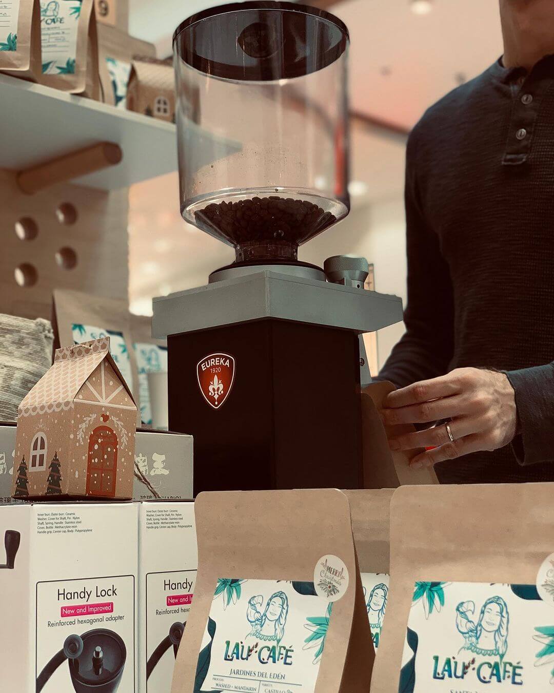 Lau Cafe roasting coffee