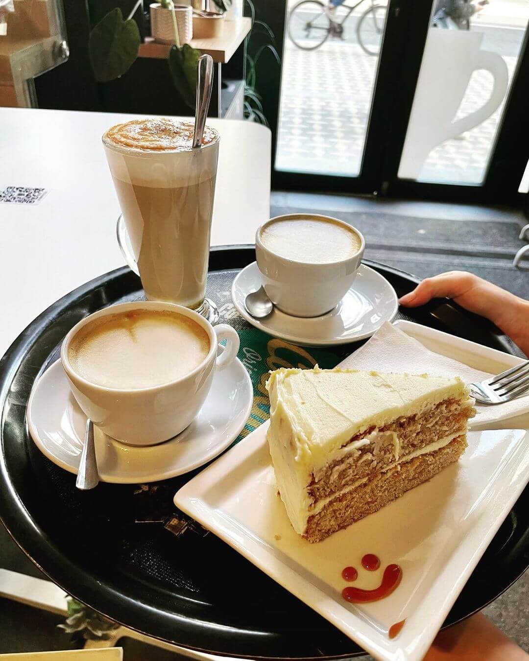 R&B Café Roasters pecivo in kava
