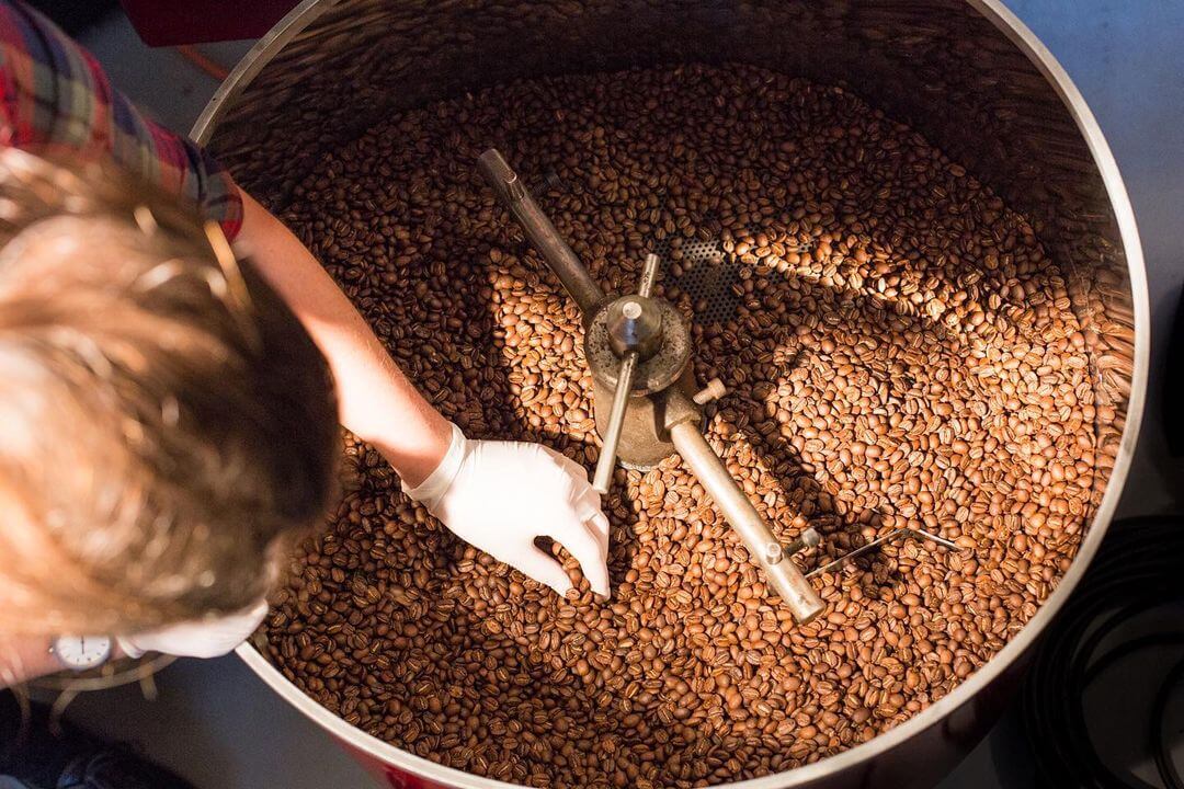 Roasting coffee at Kolektiv 22