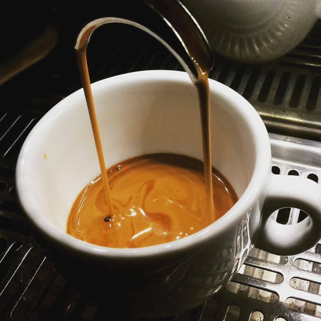 Café Cokl making coffee